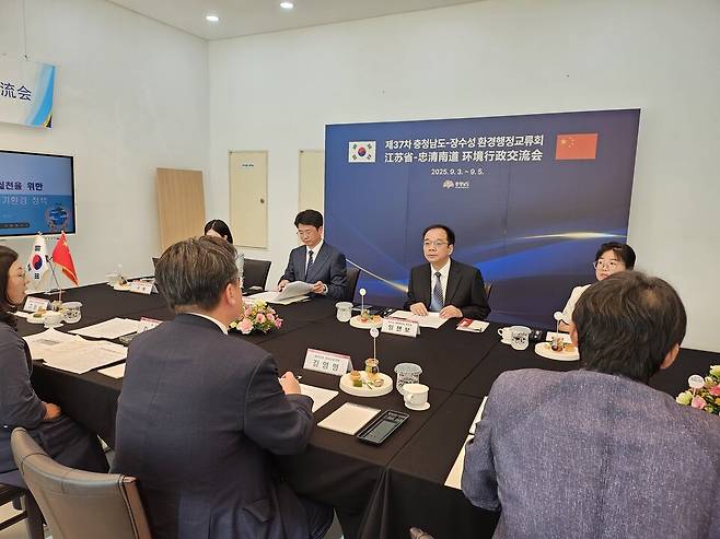지난 9월3일-5일 김영명 충남도 환경산림국장은 방한한 강소성 생태환경청 방문단과 '환경행정교류회'를 열고 대기환경 개선 및 기후변화 대응 방안을 함께 모색했다. ⓒ충남도 제공