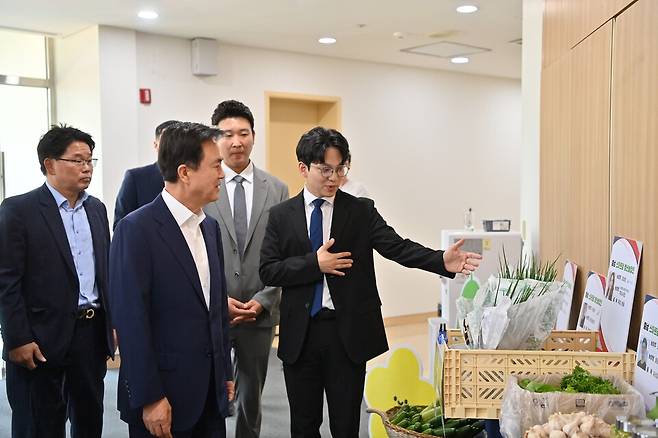 4일 보령 베이스리조트에서 '충남 스마트팜 청년협회' 출범식에서 김태흠 지사가 청년농업인들의 창업과 영농 활동에 대한 설명을 듣고 있다. ⓒ충남도 제공