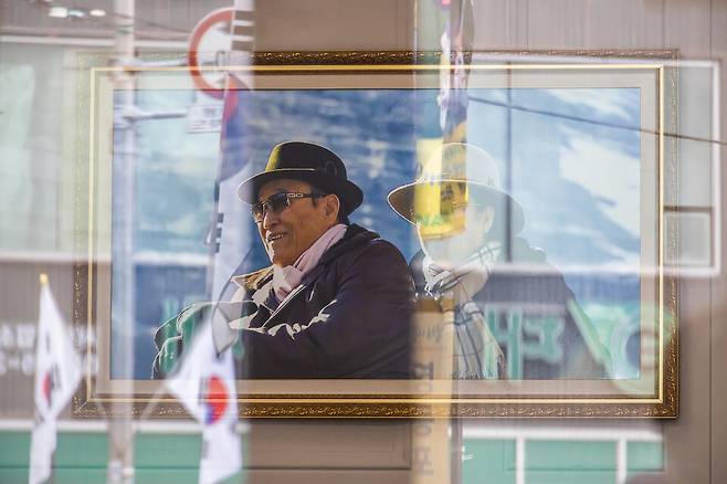 김건희 여사 관련 의혹을 수사하는 민중기 특별검사팀이 지난 7월 압수수색을 실시한 서울 용산구 통일교 서울본부 로비에 한학자 통일교 총재(오른쪽)와 고 문선명 통일교 총재 사진이 걸려 있다. ⓒ 시사저널 최준필