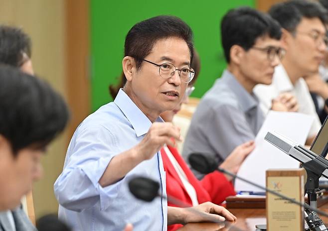 이철우 경북도지사가 4일 도청 회의실에서 간부 직원들에게 내년도 예산안 확보에 총력을 다하라고 지지사하고 있다ⓒ경북도