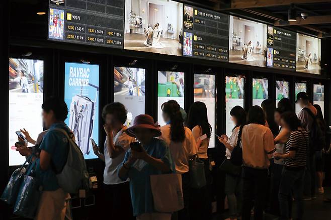2024년 8월28일 서울 시내 한 영화관에서 관객들이 표를 예매하고 있다. ⓒ시사저널 박정훈