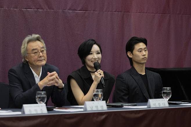 ‘서울어텀페스타’ 홍보위원 이루다(가운데)가 기자간담회에서 참여 소감을 밝히고 있다. 사진제공｜서울문화재단