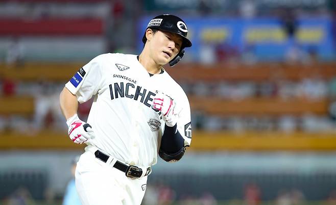 SSG 류효승이 5일 인천 롯데전에서 4호 홈런을 터트렸다. 뉴시스