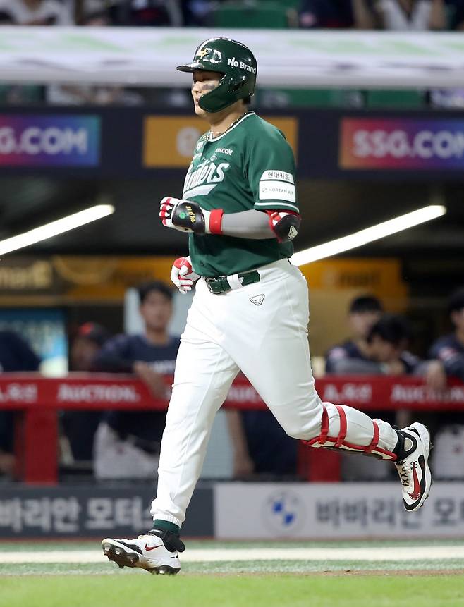 SSG 고명준이 5일 인천 롯데전에서 홈런을 쳐낸 뒤 그라운드를 돌고 있다. 고명준은 이날 2개의 홈런을 쳐내며 팀의 승리를 이끌었다. 사진제공ㅣSSG 랜더스