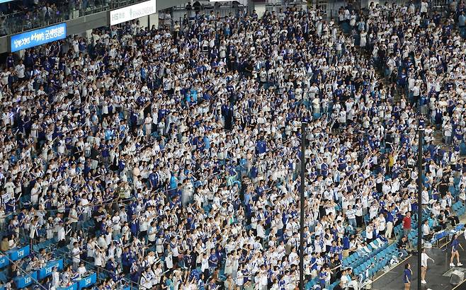 ‘2025 신한 SOL 뱅크 KBO리그’가 KBO리그 역대 최다관중을 돌파했다. 5일 3개 구장에 총 5만2119명이 입장, 총관중 1090만1173명으로 지난 시즌의 1088만7705명을 뛰어넘었다. 5일 대구삼성라이온즈파크에서 응원을 펼치는 팬들. 대구ㅣ뉴시스