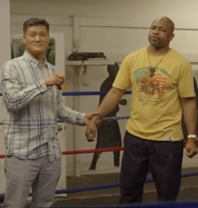 박시헌(왼쪽)이 로이 존스 주니어를 만나 서울올림픽에서 딴 금메달을 건네고 있다. 로이 존스 주니어 SNS 캡처