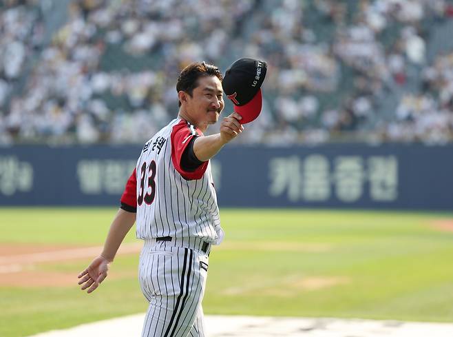 박용택 야구 해설위원이 2022년 7월 잠실야구장에서 열린 프로야구 LG와 롯데의 경기에서 시구를 마치고 팬들을 향해 손을 흔들고 있다. 연합뉴스