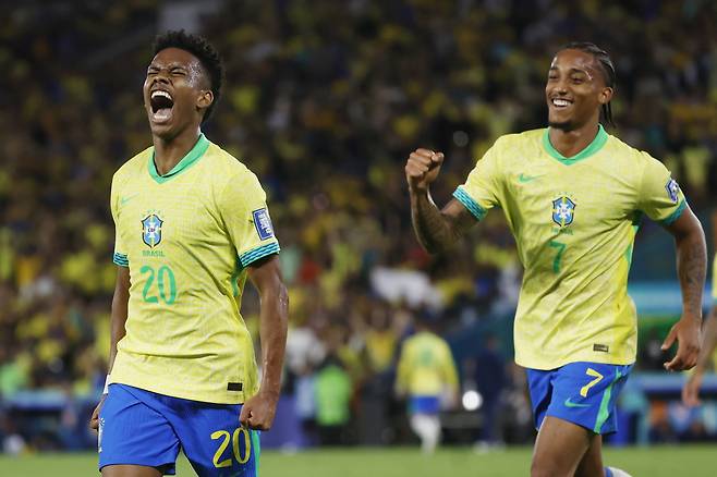 브라질 이스테방(왼쪽)이 5일 북중미월드컵 남미예선 칠레전에서 골을 넣은 뒤 환호하고 있다. EPA연합뉴스