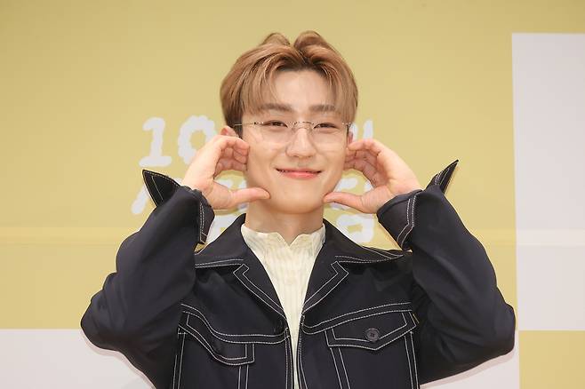 가수 정동환이 5일 서울 여의도 KBS신관 공개홀에서 열린 ‘더 시즌즈- 10cm의 쓰담쓰담’ 제작발표회에서 포즈를 취하고 있다. 연합뉴스