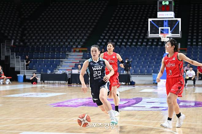 우리은행의 이명관(가운데) | WKBL 제공