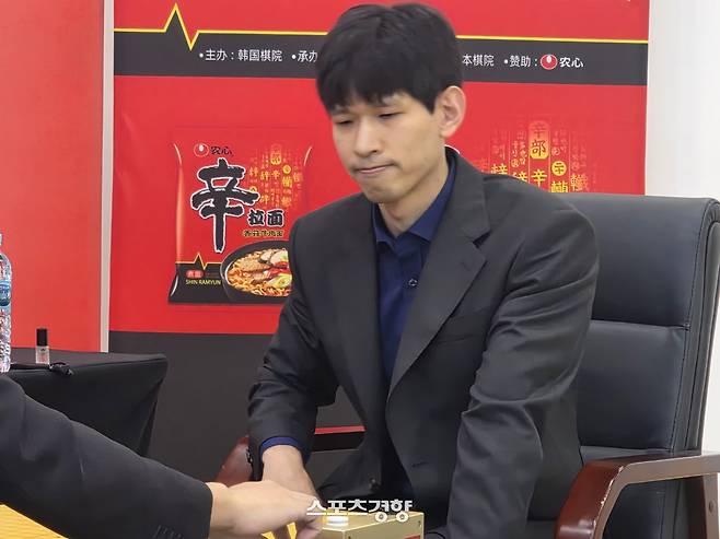 이지현 9단이 5일 중국 칭다오 농심공장에서 열린 제27회 농심신라면배 세계바둑최강전 3국에서 중국의 탄샤오 9단과 대국하고 있다. 칭다오 | 윤은용 기자