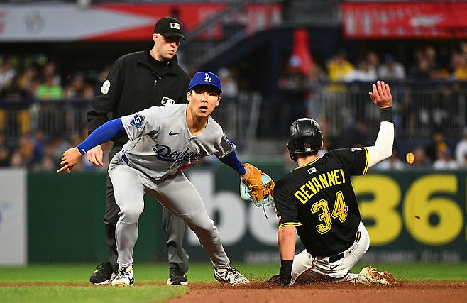 LA 다저스 김혜성이 5일 피츠버그전 4회말에 2루 도루를 하는 캠 데반니를 태그아웃시키고 있다. Getty Images코리아