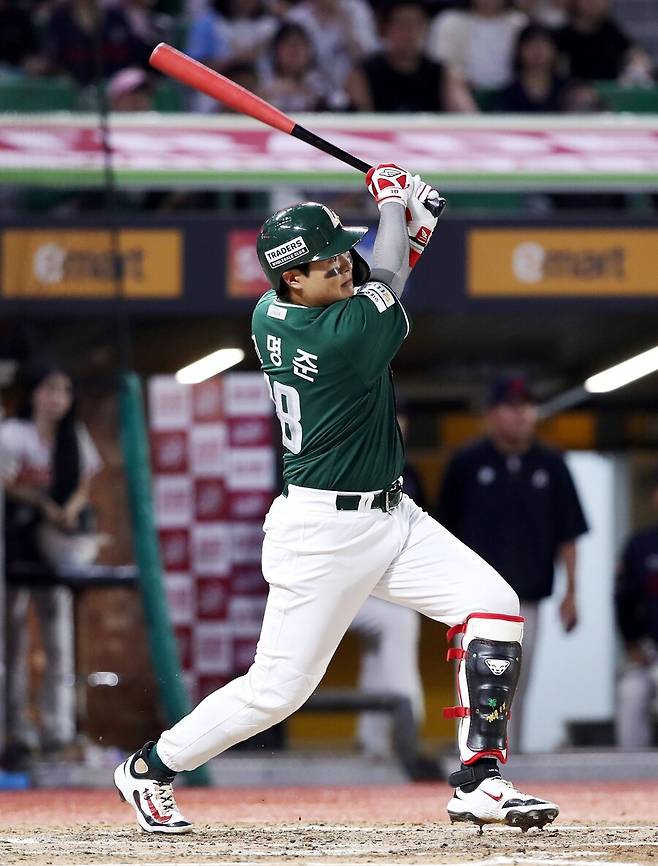 ▲ 5일 인천 롯데전에서 멀티홈런 경기를 펼치며 팀을 승리로 이끈 고명준 ⓒSSG랜더스