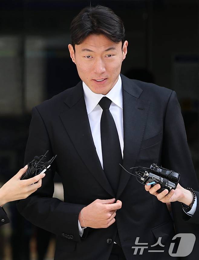 '불법 촬영' 혐의를 받는 축구선수 황의조(33·알라니아스포르)가 4일 오후 서울 서초구 서울중앙지방법원에서 열린 성폭력범죄의처벌등에관한특례법위반(카메라등이용촬영) 항소심 선고 공판에서 1심과 같은 징역 1년 집행유예 2년을 선고받은 후 법정을 나서며 심경을 밝히고 있다. /사진=뉴스1