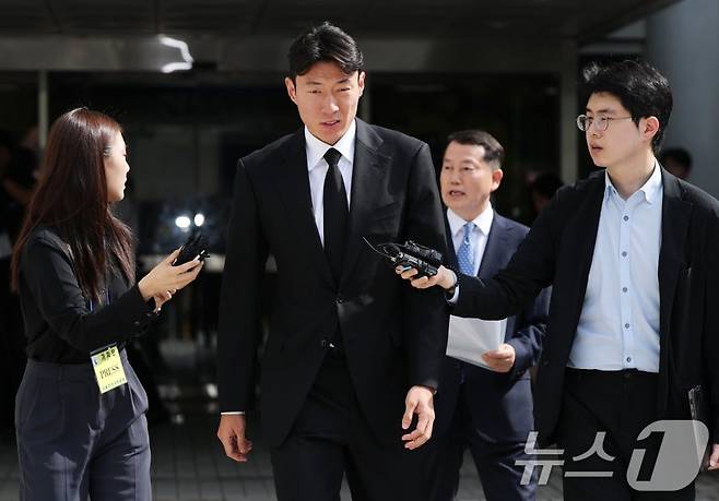 '불법 촬영' 혐의를 받는 축구선수 황의조(33·알라니아스포르)가 4일 오후 서울 서초구 서울중앙지방법원에서 열린 성폭력범죄의처벌등에관한특례법위반(카메라등이용촬영) 항소심 선고 공판에서 1심과 같은 징역 1년 집행유예 2년을 선고받은 후 법정을 나서고 있다. /사진=뉴스1