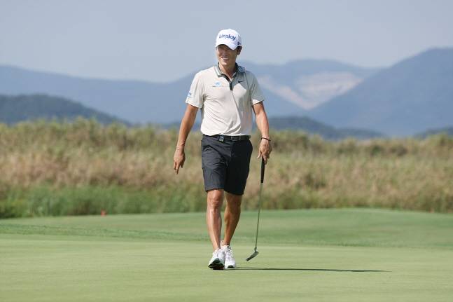 김태훈이 퍼터를 들고 미소를 짓고 있다. /사진=KPGA 제공