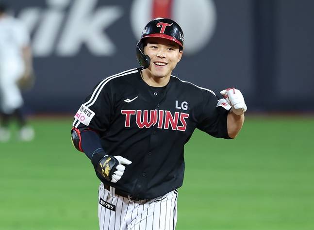 문성주가 4일 수원 KT전에서 역전 만루홈런을 쏘아올린 뒤 그라운드를 돌고 있다. /사진=LG 트윈스