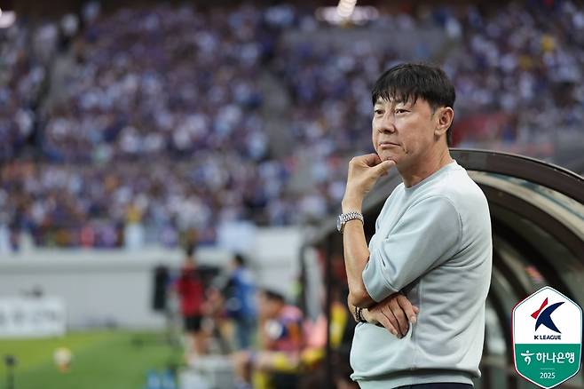 경기를 지켜보는 신태용 감독. /사진=한국프로축구연맹 제공