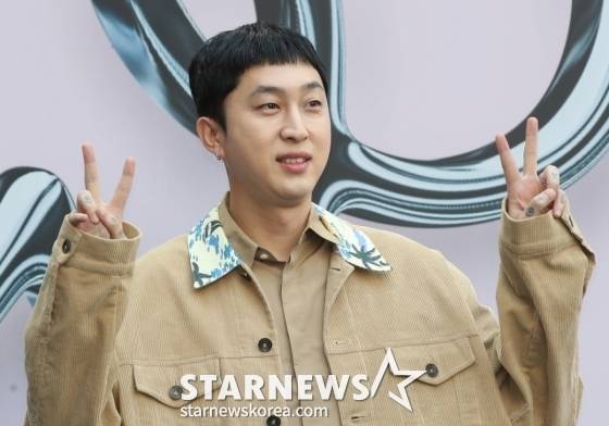 (서울=뉴스1) 권현진 기자 = 가수 슬리피가 3일 서울 동대문디자인플라자(DDP)에서 열린 '서울 패션위크(SEOUL FASHION WEEK) 2025 S/S' YOUSER 컬렉션에 참석해 포즈를 취하고 있다. 2024.9.3/뉴스1  Copyright (C) 뉴스1. All rights reserved. 무단 전재 및 재배포,  AI학습 이용 금지. /사진=(서울=뉴스1) 권현진 기자