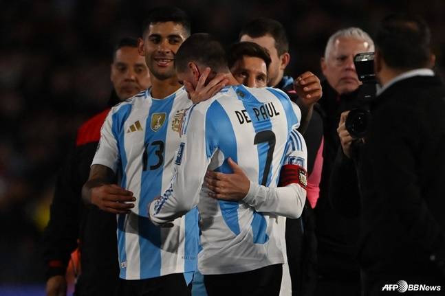 로드리고 데 폴(7번)이 5일(한국시간) 부에노스아이레스 에스타디오 모누멘탈에서 열린 2026 FIFA 북중미월드컵 남미 예선 17라운드 베네수엘라와 홈 경기가 끝난 뒤 리오넬 메시를 안아주고 있다. /AFPBBNews=뉴스1