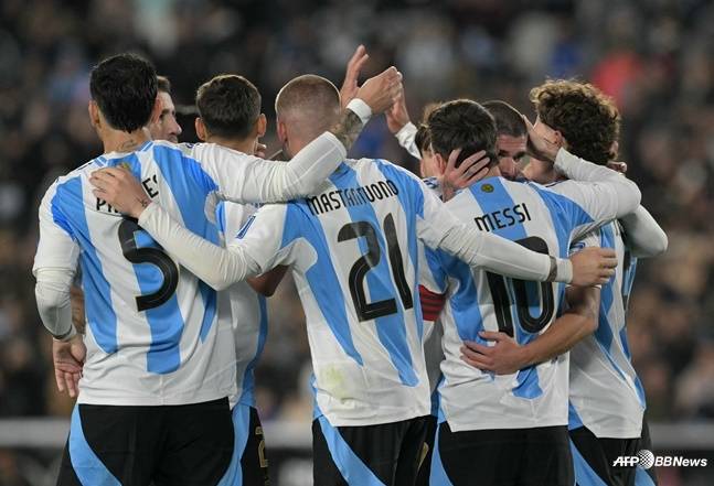 아르헨티나 국가대표 선수들이 5일(한국시간) 부에노스아이레스 에스타디오 모누멘탈에서 열린 2026 FIFA 북중미월드컵 남미 예선 17라운드 베네수엘라와 홈 경기 중 리오넬 메시(10번)의 득점을 축하하고 있다. /AFPBBNews=뉴스1