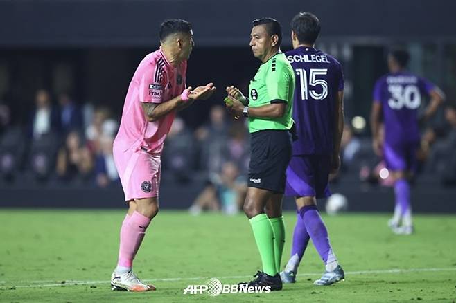 루이스 수아레스(왼쪽)가 주심에게 항의하고 있다. /AFPBBNews=뉴스1