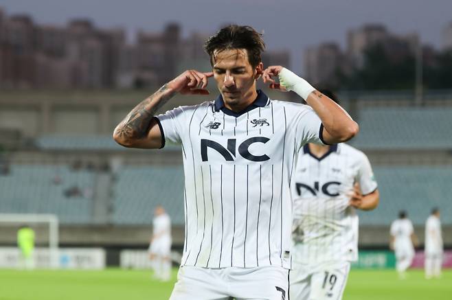 에울레르가 천안 시티FC전에서 득점 후 세리머니하고 있다. /사진=서울 이랜드 제공