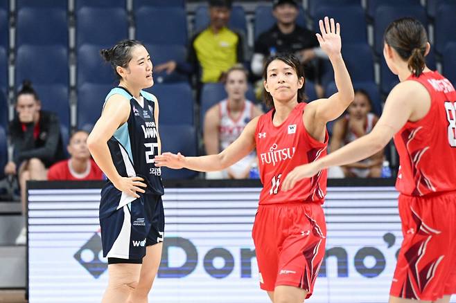 우리은행 이명관(왼쪽)이 후지쯔 레드웨이브와 경기가 끝난 뒤 아쉬워하고 있다. /사진=WKBL 제공