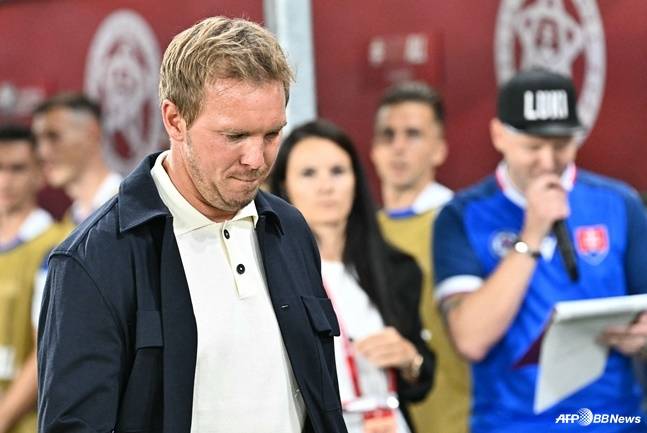 율리안 나겔스만 독일 국가대표팀 감독이 5일(한국시간) 슬로바키아 브라티슬라바의 스타디온 테헬네 폴레에서 열린 2026 FIFA 북중미월드컵 유럽 예선 A조 1차전이 끝난 뒤 경기장을 떠나고 있다. /AFPBBNews=뉴스1