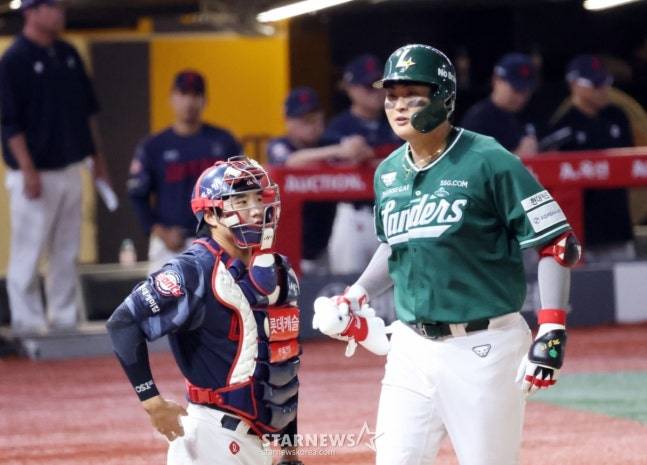 SSG 고명준(오른쪽)이 5일 롯데전에서 홈런을 터뜨리고 기념 인형을 들고 더그아웃으로 향하고 있다. /사진=강영조 선임기자