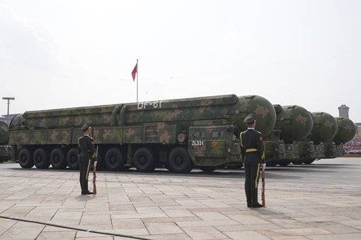중국 대륙간탄도미사일(ICBM) ‘둥펑(DF)-61’. 핵탄두를 10개까지 탑재할 수 있고 고체연료를 사용해 발사 준비 시간이 짧다. 뉴시스