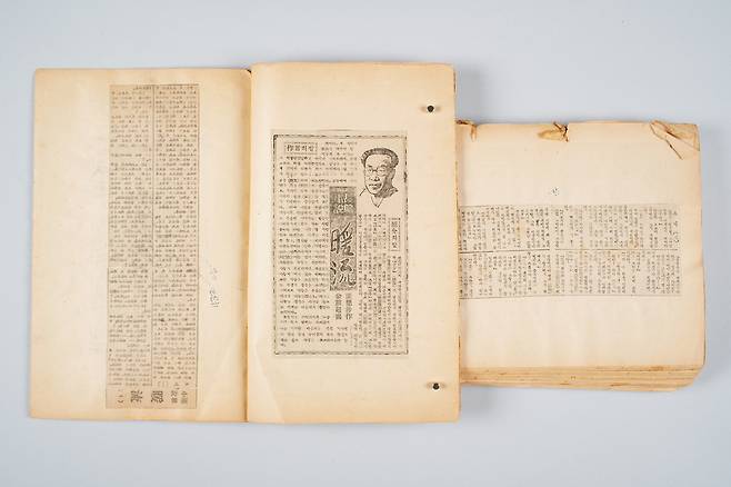 장편소설 <난류(暖流)>(1950.2.10.~6.28., 조선일보, 6.25로 연재중단) 연재본 스크랩. 400자 규격의 원고지를 반으로 접어 겹장의 책을 만들고 거기에 연재 원고를 하나씩 오려 붙였다. / 국립한국문학관 제공