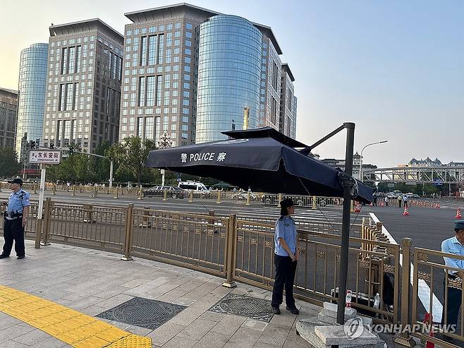 이동하는 김정은 북한 국무위원장 의전차량 행렬 (베이징=연합뉴스) 정성조 특파원 = 4일 오후 베이징 중심가에서 김정은 북한 국무위원장의 의전차량 행렬이 시진핑 중국 국가주석과 정상회담이 열리는 인민대회당 방향으로 이동하고 있다. 북중 정상은 이날 6년8개월만에 정상회담을 연다. 2025.9.4 xing@yna.co.kr