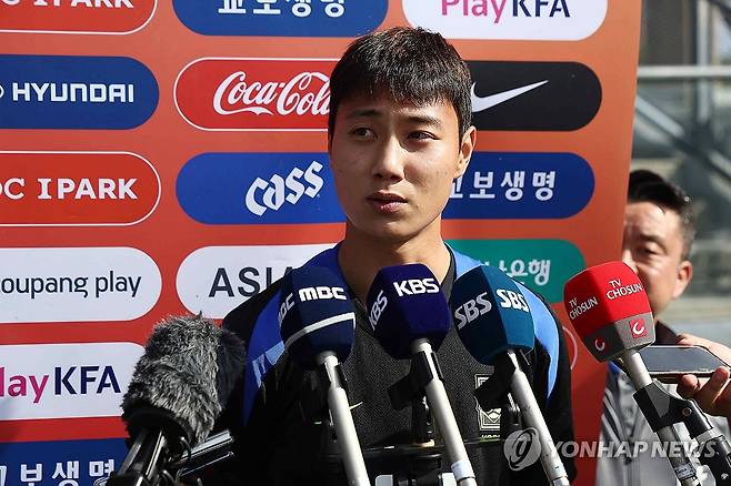 인터뷰하는 백승호 (뉴욕=연합뉴스) 윤동진 기자 = 4일(현지시간) 미국 뉴욕 아이칸 스타디움에서 진행된 한국 축구 대표팀 훈련에 앞서 백승호가 인터뷰하고 있다. 2025.9.5 mon@yna.co.kr