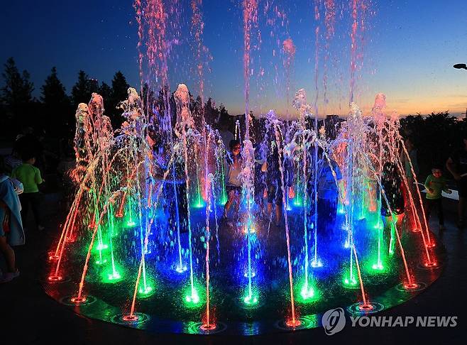 열대야 잊게 해주는 분수 물줄기 (제주=연합뉴스) 전지혜 기자 = 23일 오후 제주시 시민복지타운광장 분수대에서 어린이들이 물줄기를 맞으며 밤더위를 식히고 있다.
기상청은 당분간 제주 일부 지역에서 열대야가 나타나는 곳이 있겠다고 예보했다. 2025.7.23 atoz@yna.co.kr