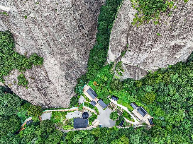 위에서 내려다본 마이산과 은수사 [사진/백승렬 기자]