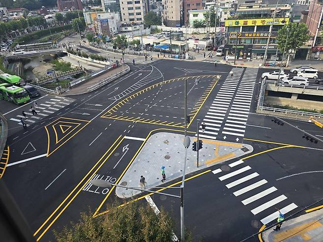 횡단보도(오른쪽)가 신설된 미림여고입구 교차로 전경 [관악구 제공. 재판매 및 DB 금지]