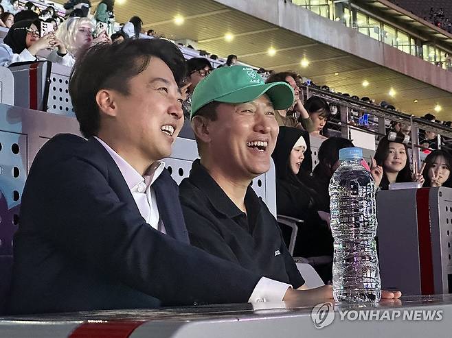 서울스프링페스타 원더쇼 개막식 관람하는 이준석-오세훈 (서울=연합뉴스) 개혁신당 이준석 대선 후보(왼쪽)가 30일 서울월드컵경기장에서 오세훈 서울시장과 서울스프링페스타 원더쇼 개막식을 관람하고 있다. 2025.5.1 [이준석 캠프 제공. 재판매 및 DB 금지] photo@yna.co.kr