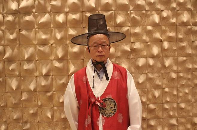 한복 입은 박충기 법원장 (서울=연합뉴스) 박현수 기자 = 4일 박충기 미국 메릴랜드주 행정법원장이 창경궁 야간 관람에 앞서 한복으로 갈아입고 포즈를 취했다. 2025. 9. 4. phyeonsoo@yna.co.kr