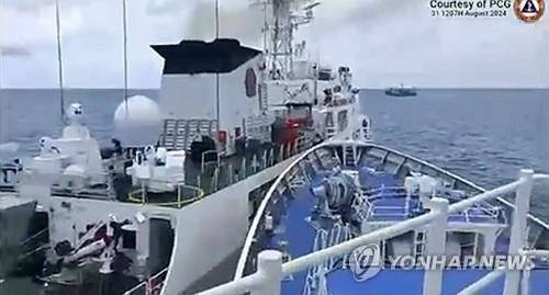 2024년 8월 중국·필리핀 선박 충돌 장면 [EPA 연합뉴스 자료사진. 재판매 및 DB 금지]