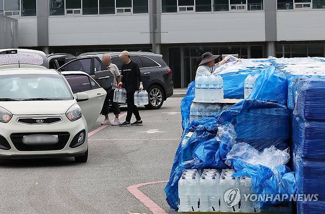 '최악 가뭄' 강릉, 드라이브 스루로 생수 배부 (강릉=연합뉴스) 양지웅 기자 = 5일 최악의 가뭄 사태가 이어지는 강원 강릉시 스피드스케이팅 경기장 주차장에서 공무원들이 인근 주민들에게 드라이브 스루 방식으로 생수를 배부하고 있다. 2025.9.5 yangdoo@yna.co.kr