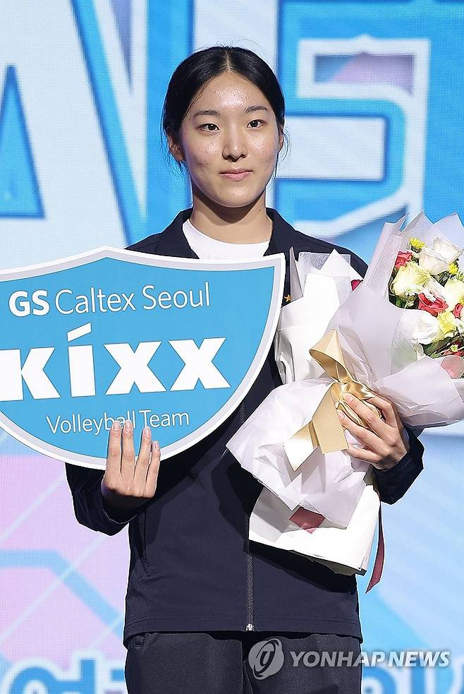 1라운드 4순위 GS칼텍스 지명받은 최윤영 (서울=연합뉴스) 류영석 기자 = 5일 서울 강서구 메이필드 호텔에서 열린 2025-2026 KOVO 여자 신인선수 드래프트에서 GS칼텍스에 1라운드 4순위로 지명을 받은 일신여상 최윤영이 기념 촬영을 하고 있다. 2025.9.5 ondol@yna.co.kr