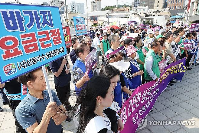 바가지요금 근절을 위한 자정 결의대회 (부산=연합뉴스) 강선배 기자 = 최근 부산지역의 바가지요금 논란이 확산하고 있는 가운데, 5일 오후 중구 유라리광장에서 열린 '바가지요금 근절을 위한 자정 결의대회'에 자갈치시장 상인회 등이 참석하고 있다. 2025.9.5 sbkang@yna.co.kr