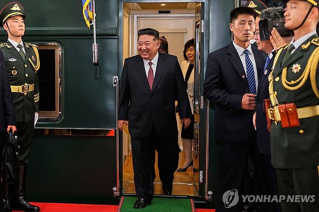 '열병식 참석' 김정은, 베이징 도착…양복차림에 딸 주애도 동행