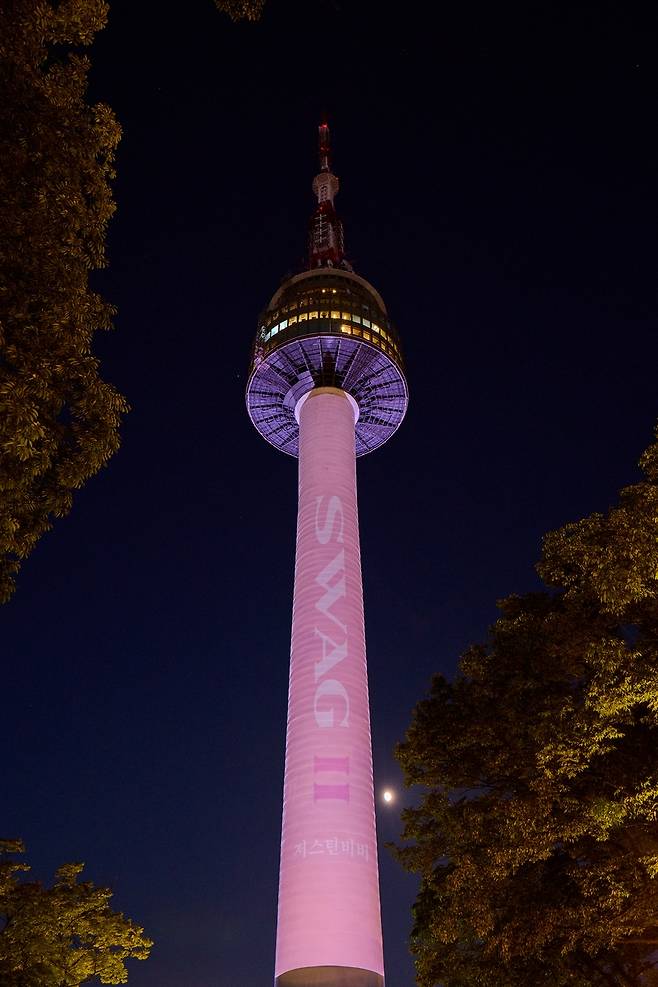 분홍빛으로 물든 남산타워 [유니버설뮤직 제공. 재판매 및 DB 금지]