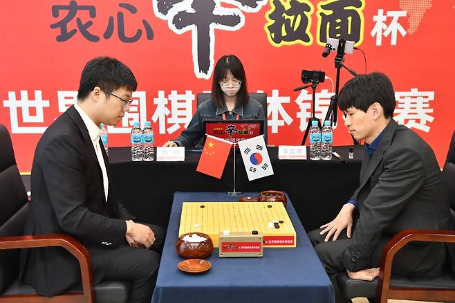 이지현(오른쪽) 9단이 농심신라면배 3국에서 중국 탄샤오 9단에게 패했다. [한국기원 제공. 재판매 및 DB 금지]