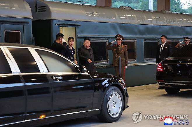 평양에 도착한 김정은 (평양 조선중앙통신=연합뉴스) 김정은 북한 국무위원장이 중국 방문을 마치고 평양에 도착했다고 조선중앙통신이 5일 보도했다. 김 위원장이 딸 주애와 함께 전용열차에서 내리고 있다. 2025.9.5 
    [국내에서만 사용가능. 재배포 금지. For Use Only in the Republic of Korea. No Redistribution] nkphoto@yna.co.kr
