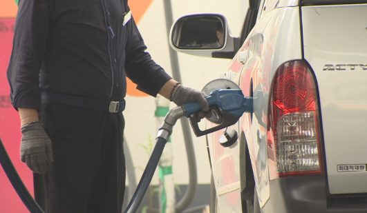 한 시민이 시내 한 주유소에서 주요를 하고 있다.