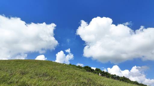 5일 오전 제주시 애월읍 봉성리 새별오름에서 탐방객들이 새파란 하늘 아래 펼쳐진 풍경을 감상하고 있다. 연합뉴스 제공
