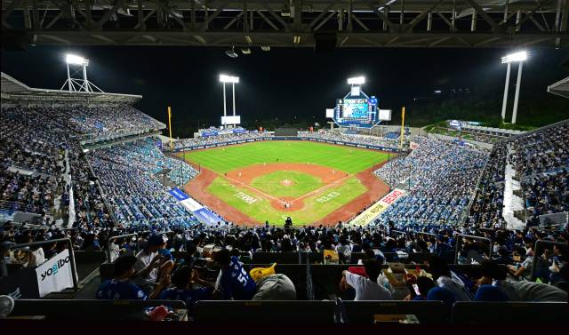 삼성 라이온즈와 키움 히어로즈의 프로야구 경기가 펼쳐진 5일 대구 삼성라이온즈파크가 관중들로 가득 차 있다. 삼성 제공